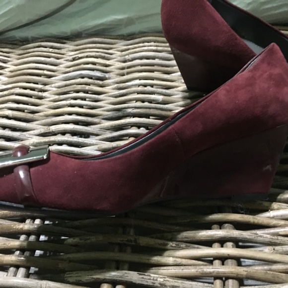 Calvin Klein Wedge Pump Wine Suede - Picture 5 of 6
